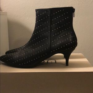 Kitten heel boots